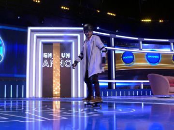 La entrada triunfal de Adri&aacute;n en monopat&iacute;n en el plat&oacute; de &lsquo;De hoy en un a&ntilde;o&rsquo;