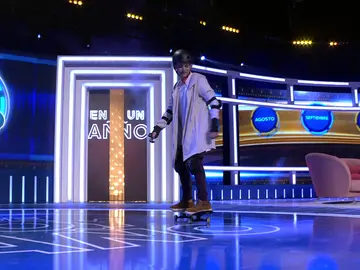 La entrada triunfal de Adrián en monopatín en el plató de ‘De hoy en un año’ La entrada triunfal de Adrián en monopatín en el plató de ‘De hoy en un año’