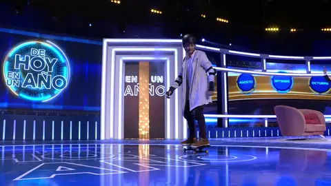 La entrada triunfal de Adrián en monopatín en el plató de ‘De hoy en un año’ Mejores momentos