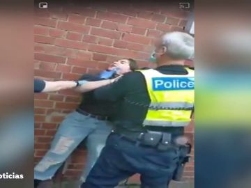 Investigan a un policía tras reducir a una mujer agarrándola del cuello por negarse a llevar mascarilla