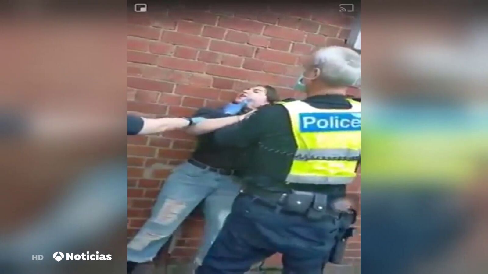 Un policía reduce a una mujer agarrándola del cuello por negarse a llevar mascarilla contra el coronavirus en Australia
