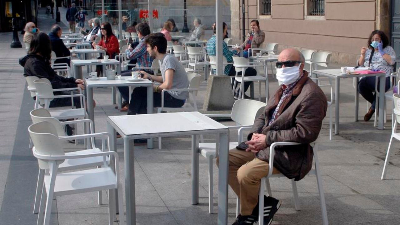 Galicia prohíbe fumar en la calle y aumenta una semana las ...