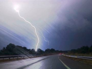 Un hombre en estado grave al recibir el impacto de un rayo mientras se refugiaba de la lluvia en Madrid