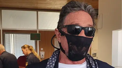 Detienen a John McAfee, fundador del famoso antivirus, por usar un tanga como mascarilla contra el coronavirus Detienen a John McAfee, fundador del famoso antivirus, por usar un tanga como mascarilla contra el coronavirus