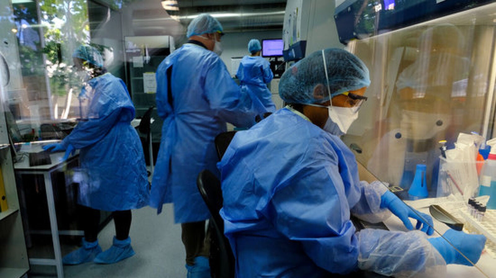 Un estudio asegura que se pueden encontrar partículas de coronavirus a cinco metros de una persona contagiada