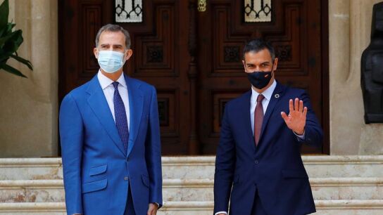 Felipe VI y Pedro S&aacute;nchez, durante su primer encuentro tras la salida del rey em&eacute;rito Juan Carlos