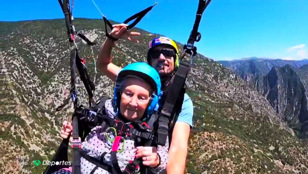 Virtudes, una valiente de 92 años que cumple su sueño de volar en parapente: "Me tiraría otra vez"