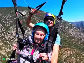 Virtudes, una valiente de 92 años que cumple su sueño de volar en parapente: "Me tiraría otra vez" Virtudes, una valiente de 92 años que cumple su sueño de volar en parapente: "Me tiraría otra vez"