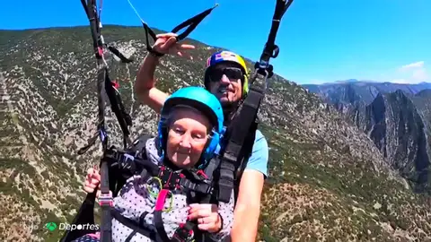 Virtudes, una valiente de 92 años que cumple su sueño de volar en parapente: "Me tiraría otra vez" Virtudes, una valiente de 92 años que cumple su sueño de volar en parapente: "Me tiraría otra vez"