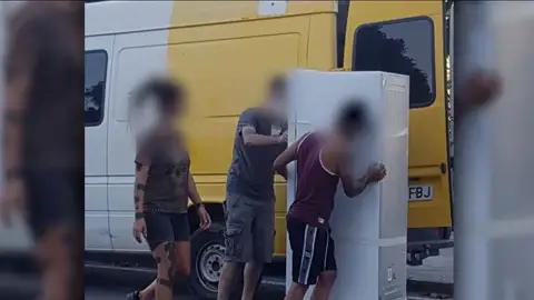 Okupas de Cubelles, en Barcelona, con la mudanza para okupar la vivienda Okupas