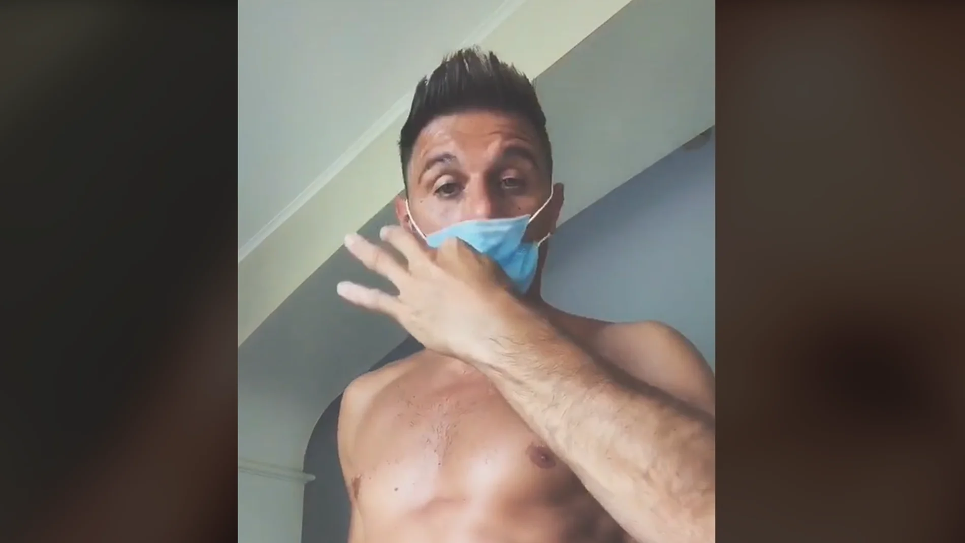El vídeo de Joaquín bailando con mascarilla que arrasa en TikTok: "Normal que se rompa" El vídeo de Joaquín bailando con mascarilla que arrasa en TikTok: "Normal que se rompa"