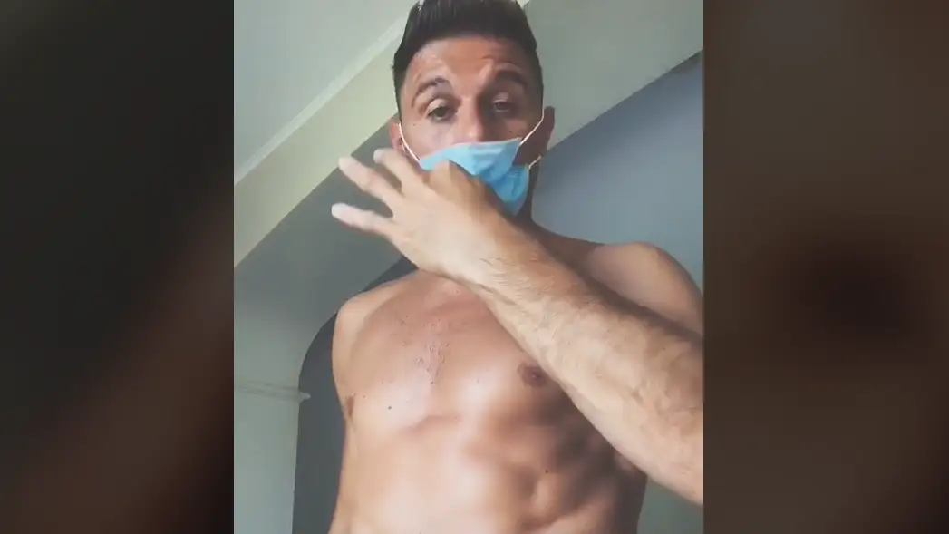 El vídeo de Joaquín bailando con mascarilla que arrasa en TikTok: "Normal que se rompa" El vídeo de Joaquín bailando con mascarilla que arrasa en TikTok: "Normal que se rompa"