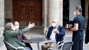 Terrazas en Pa&iacute;s Vasco con gente con mascarillas