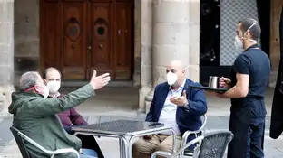 Terrazas en País Vasco con gente con mascarillas Terrazas en País Vasco con gente con mascarillas