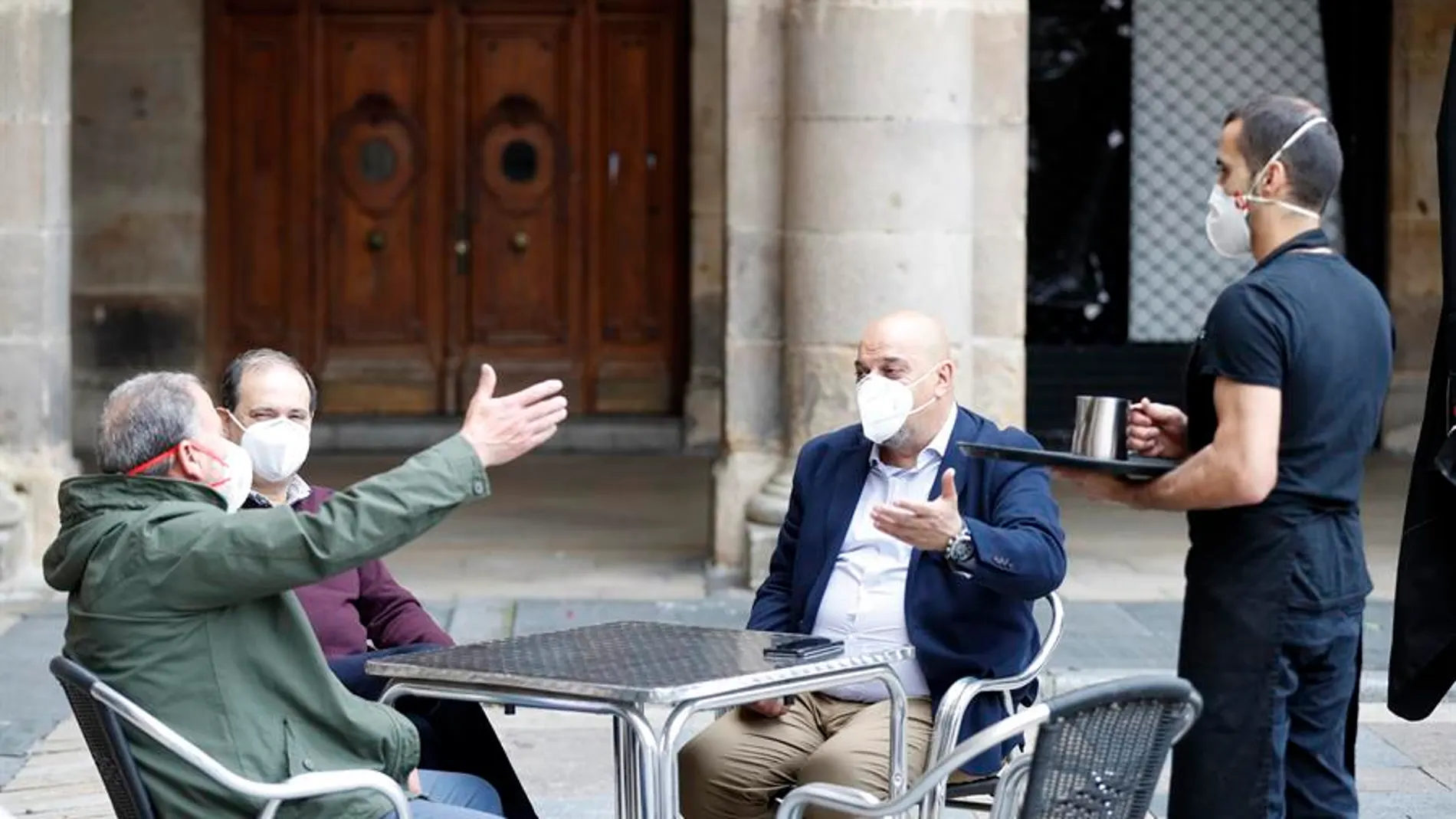 Terrazas en País Vasco con gente con mascarillas Terrazas en País Vasco con gente con mascarillas