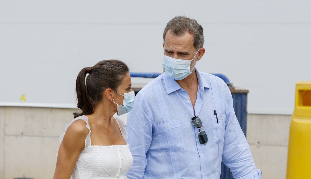 El rey Felipe VI y la reina Letizia viajan solos a Menorca