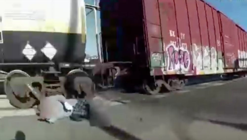 Salvan a un hombre al que se le quedó enganchada la silla de ruedas en unas vías de tren en California