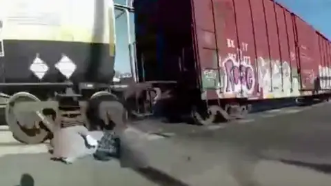 Salvan a un hombre al que se le quedó enganchada la silla de ruedas en unas vías de tren en California Salvan a un hombre al que se le quedó enganchada la silla de ruedas en unas vías de tren en California
