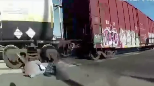 Salvan a un hombre al que se le qued&oacute; enganchada la silla de ruedas en unas v&iacute;as de tren en California