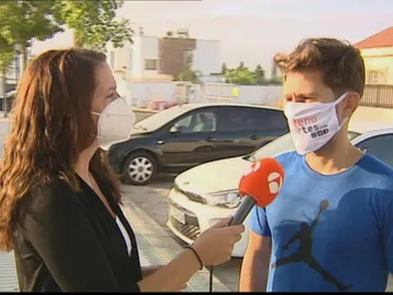 El hijo de uno de los ingresados en UCI por encefalitis: "Perdía la conciencia y no sabía dónde estaba, ahora está sedado e intubado" El hijo de uno de los ingresados en UCI por encefalitis: "Perdía la conciencia y no sabía dónde estaba, ahora está sedado e intubado"