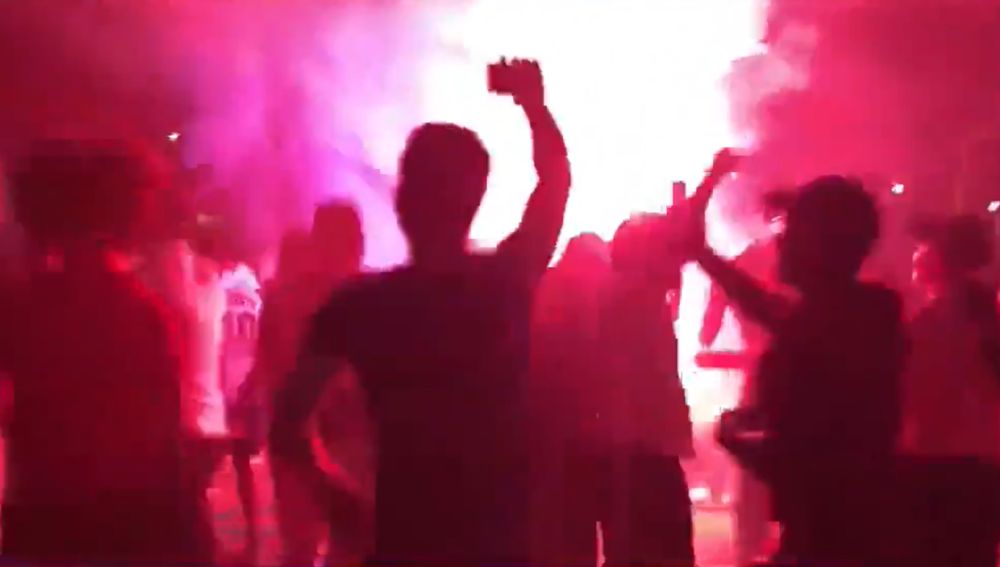 Aficionados del PSG celebran el pase a semifinales de la Champions League sin mascrillas ni distancia de seguridad