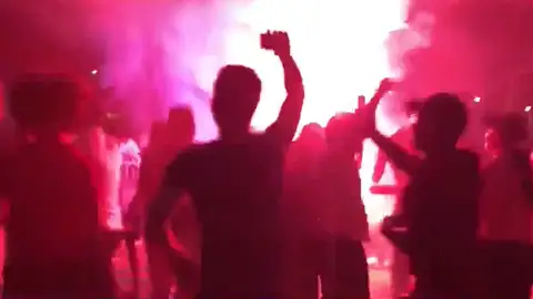 Aficionados en la previa a un estadio Aficionados del PSG celebran el pase a semifinales de la Champions League sin mascrillas ni distancia de seguridad