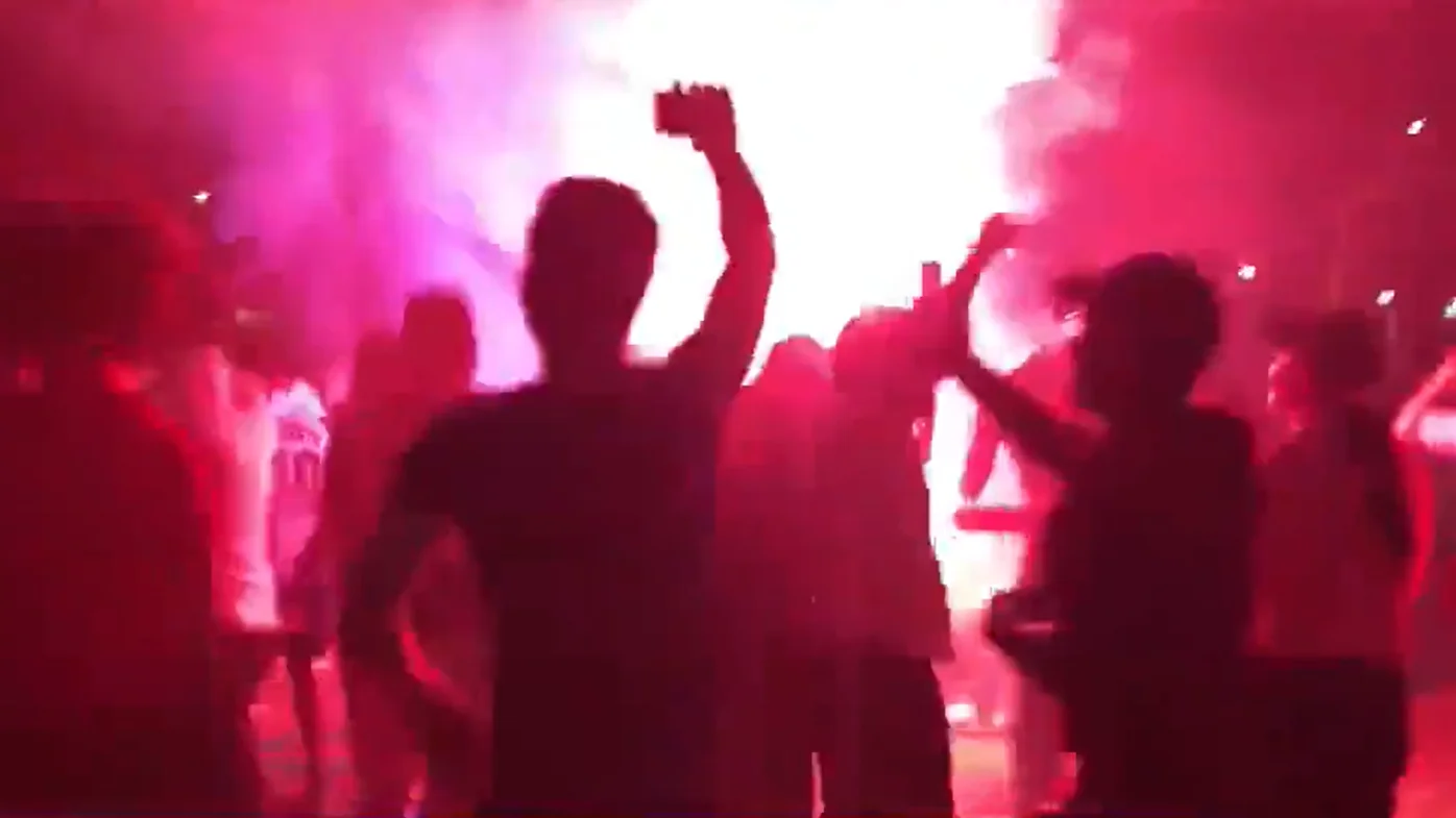 Aficionados en la previa a un estadio Aficionados del PSG celebran el pase a semifinales de la Champions League sin mascrillas ni distancia de seguridad