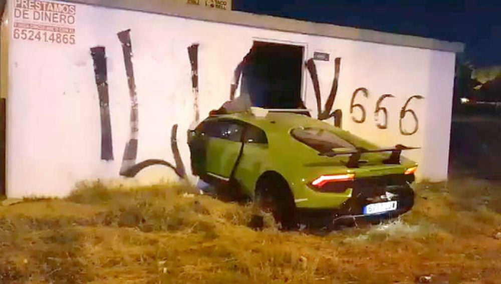 Estrellan el Lamborghini Huracán de 220.000 euros "de un amigo" en Huelva y salen huyendo