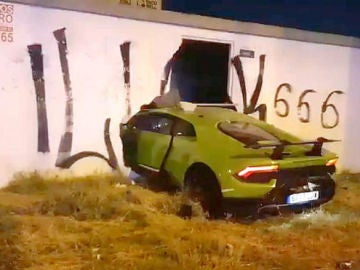 Estrellan el Lamborghini Huracán de 220.000 euros "de un amigo" en Huelva y salen huyendo