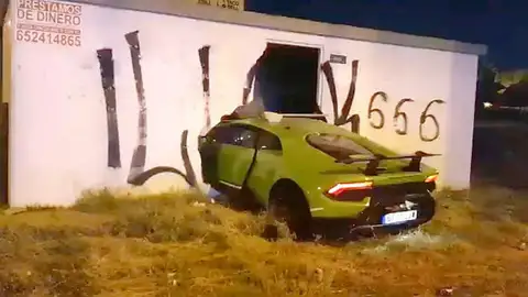 Estrellan el Lamborghini Huracán de 220.000 euros "de un amigo" en Huelva y salen huyendo Estrellan el Lamborghini Huracán de 220.000 euros "de un amigo" en Huelva y salen huyendo