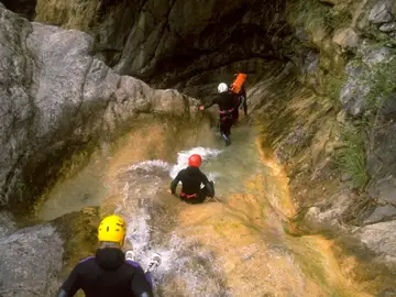 Mueren tres turistas españoles haciendo baranquismo en Suiza Mueren tres turistas españoles haciendo baranquismo en Suiza