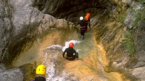 Mueren tres turistas españoles haciendo baranquismo en Suiza Mueren tres turistas españoles haciendo baranquismo en Suiza