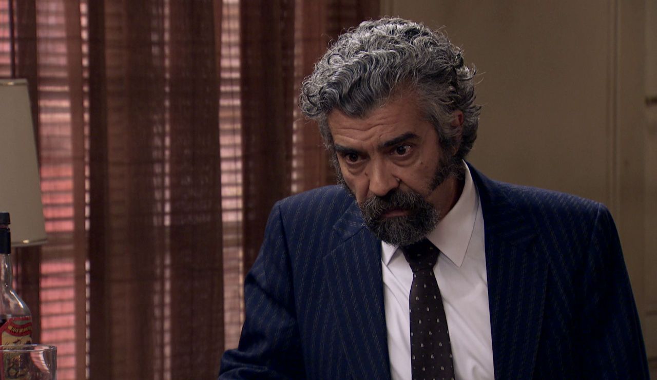 Rai le propone un trabajo a Curtis a cambio de limpiar el barrio de delincuencia Rai le propone un trabajo a Curtis a cambio de limpiar el barrio de delincuencia