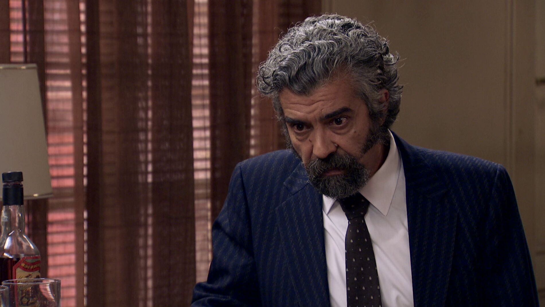 Rai le propone un trabajo a Curtis a cambio de limpiar el barrio de delincuencia