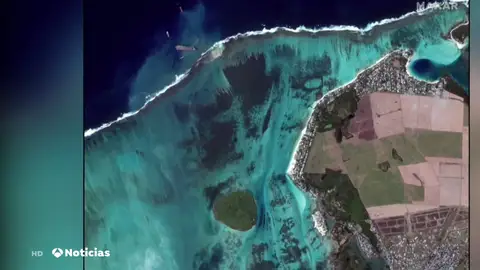 La impactante imagen de satélite que muestra el vertido de petróleo en Isla Mauricio La impactante imagen de satélite que muestra el vertido de petróleo en Isla Mauricio