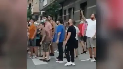 Una revuelta vecinal en Sant Joan Despí, Barcelona, consigue desalojar a unos okupas Una revuelta vecinal en Sant Joan Despí, Barcelona, consigue desalojar a unos okupas