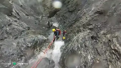 Una tormenta eléctrica arrastró a los tres españoles que murieron haciendo barranquismo en Suiza: "Les vino una ola" Una tormenta eléctrica arrastró a los tres españoles que murieron haciendo barranquismo en Suiza: "Les vino una ola"