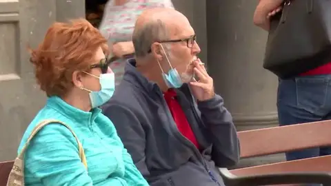 Fumar en la calle durante la pandemia de coronavirus Fumar en la calle durante la pandemia de coronavirus