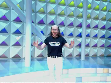 Santiago Segura irrumpe por sorpresa en el plató de 'La ruleta de la suerte' Santiago Segura irrumpe por sorpresa en el plató de 'La ruleta de la suerte'
