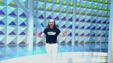 Santiago Segura irrumpe por sorpresa en el plató de 'La ruleta de la suerte'