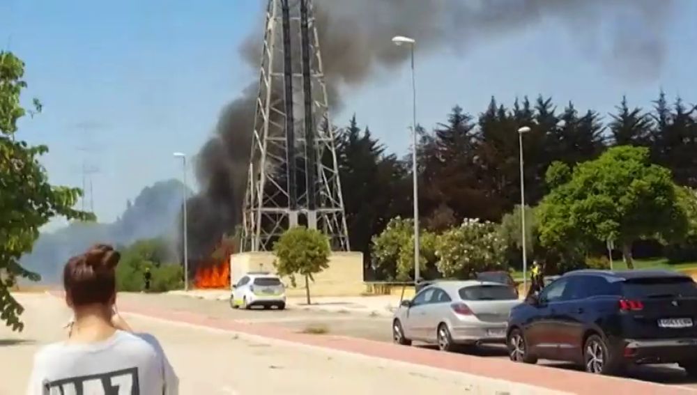 Un incendio causa varias explosiones al afectar al tendido eléctrico en Málaga