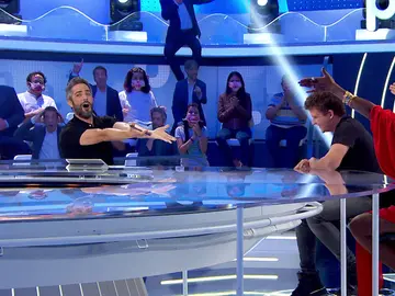 ¡Promesa cumplida! Arkano y Roberto Leal improvisan un sorprendente rap en ‘Pasapalabra’: “La clave es ser un sinvergüenza” ¡Promesa cumplida! Arkano y Roberto Leal improvisan un sorprendente rap en ‘Pasapalabra’: “La clave es ser un sinvergüenza”