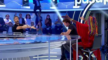 ¡Promesa cumplida! Arkano y Roberto Leal improvisan un sorprendente rap en ‘Pasapalabra’: “La clave es ser un sinvergüenza”