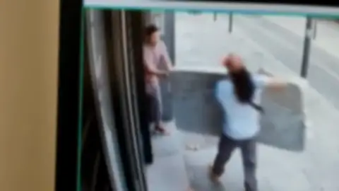 La lucha de Gemma por recuperar la casa de su madre tras dos meses okupada: "Mi madre vive de este alquiler" La lucha de Gemma por recuperar la casa de su madre tras dos meses okupada: "Mi madre vive de este alquiler"