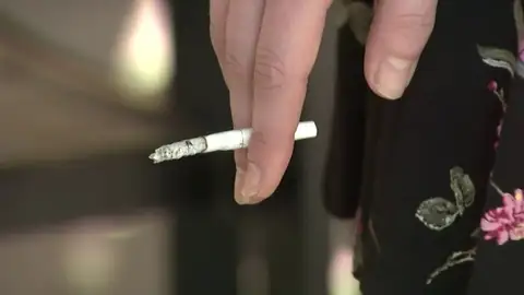 A3 Noticias 2 (14-08-20) Sanidad prohíbe fumar en espacios abiertos de toda España cuando no se pueda garantizar la distancia contra el coronavirus A3 Noticias 2 (14-08-20) Sanidad prohíbe fumar en espacios abiertos de toda España cuando no se pueda garantizar la distancia contra el coronavirus