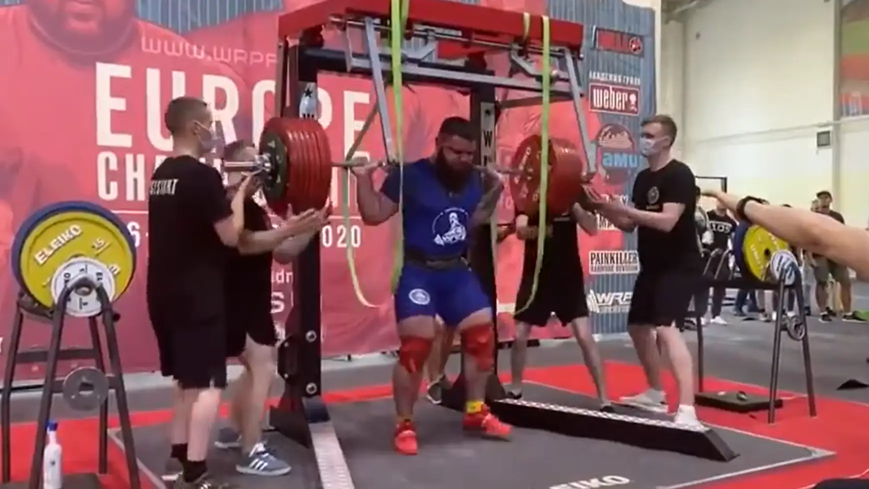 Escalofriante lesión de un halterófilo ruso: se parte las dos rodillas intentando levantar 400 kilos Escalofriante lesión de un halterófilo ruso: se parte las dos rodillas intentando levantar 400 kilos