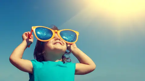 Niña con gafas de sol Niña con gafas de sol