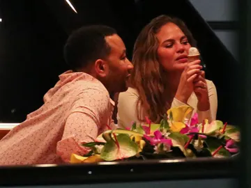 Chrissy Teigen y John Legend Chrissy Teigen y John Legend