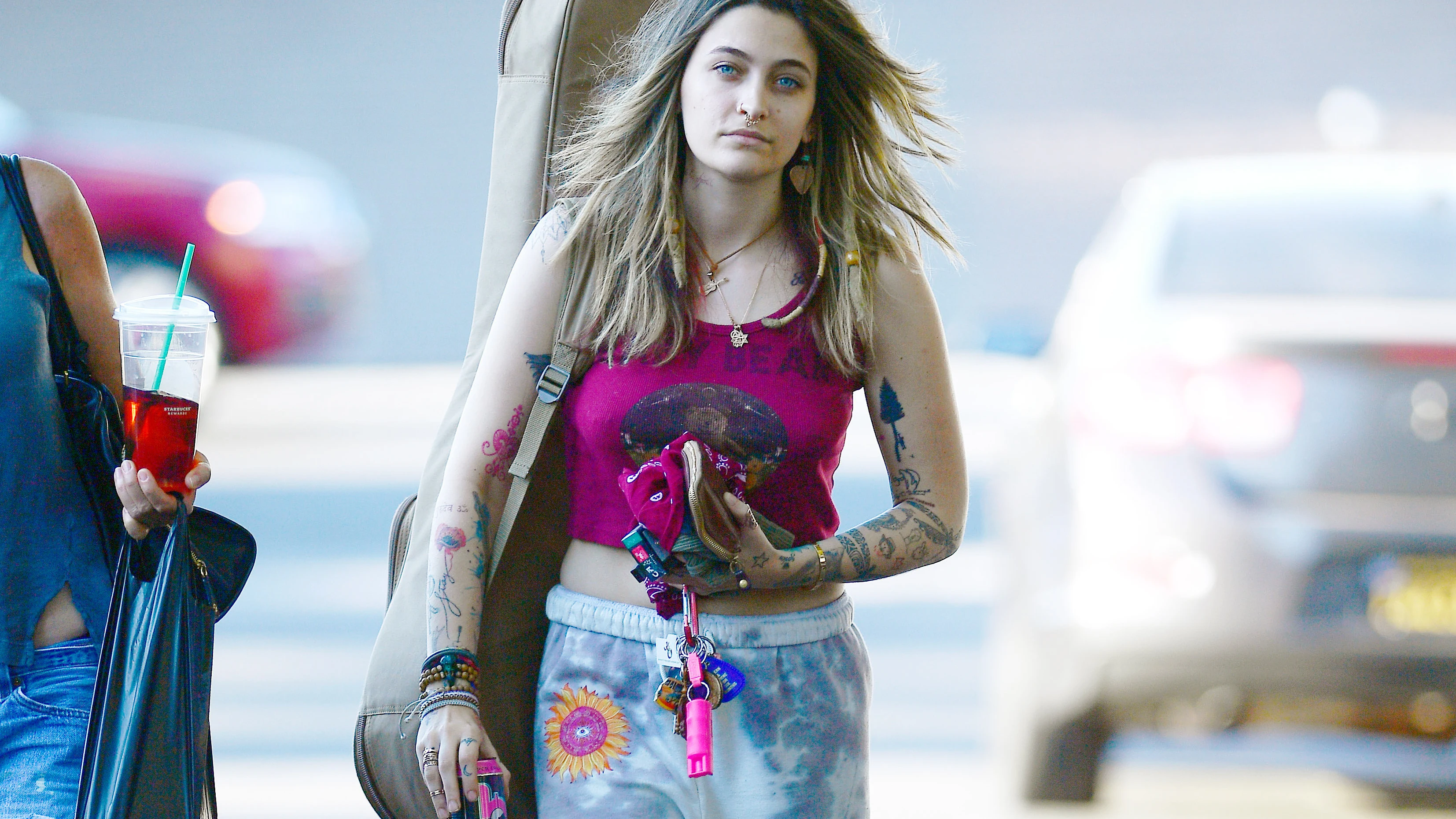 El polémico paseo de Paris Jackson sin mascarilla La hija de Michael Jackson, fotografiada en Los Ángeles