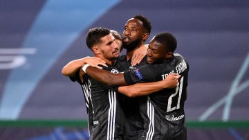 Los jugadores del Lyon celebran un gol